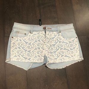 • LACE JEAN SHORTS •